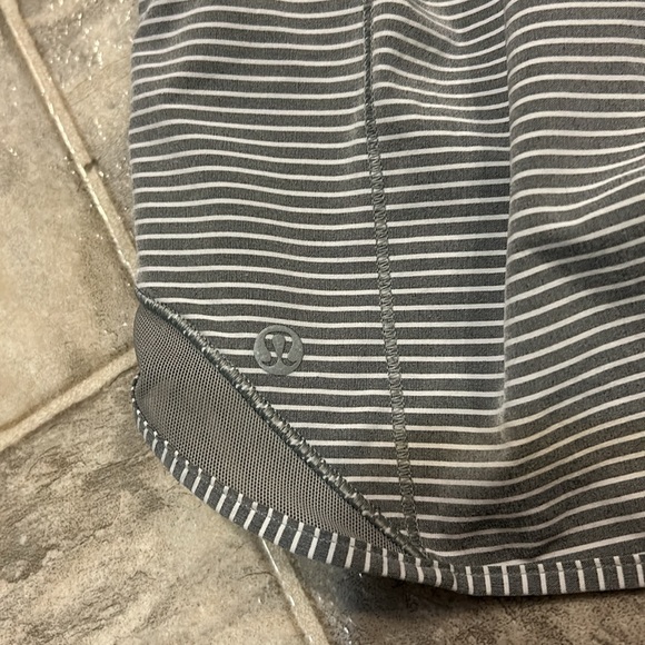 Lululemon Hotty Hot Short II *2.5" - Picture 6 of 7